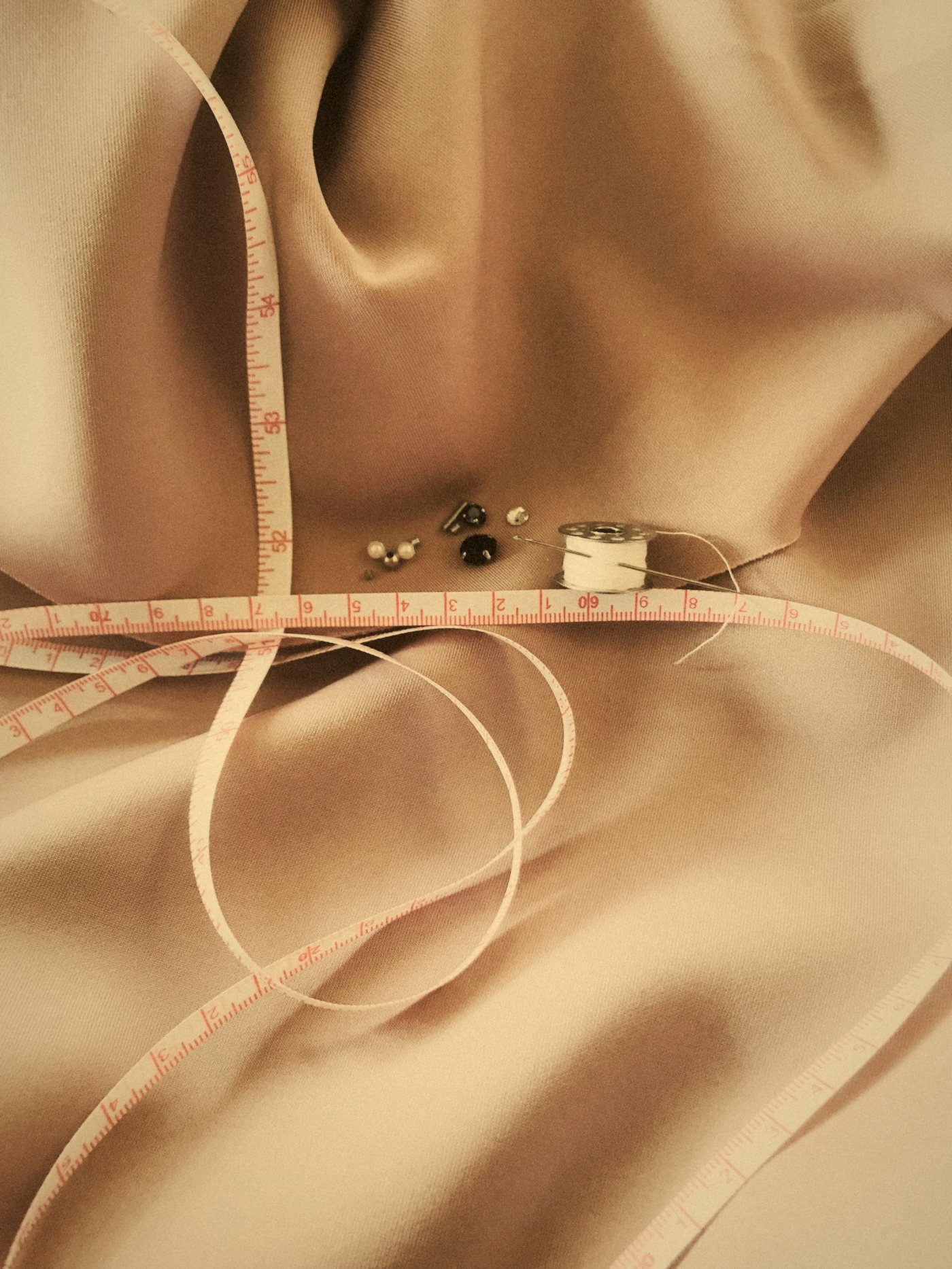 Cinta de raso rosa con aguja e hilo