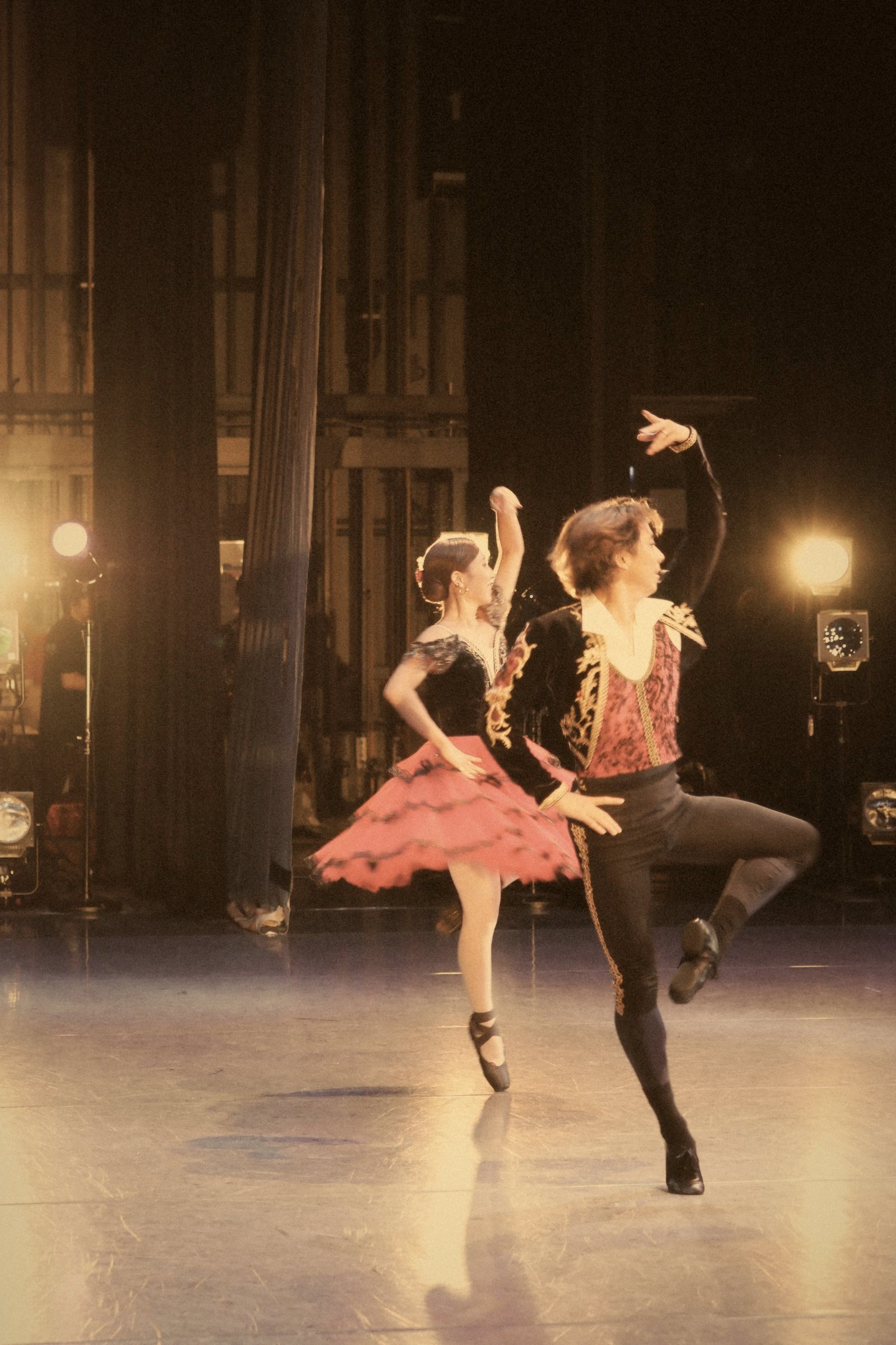 Pareja de bailarines sobre el escenario