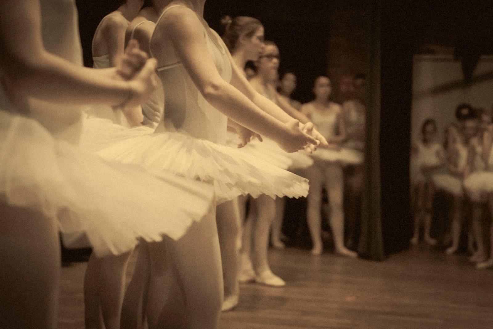 Alumnas de ballet con tutú en la barra