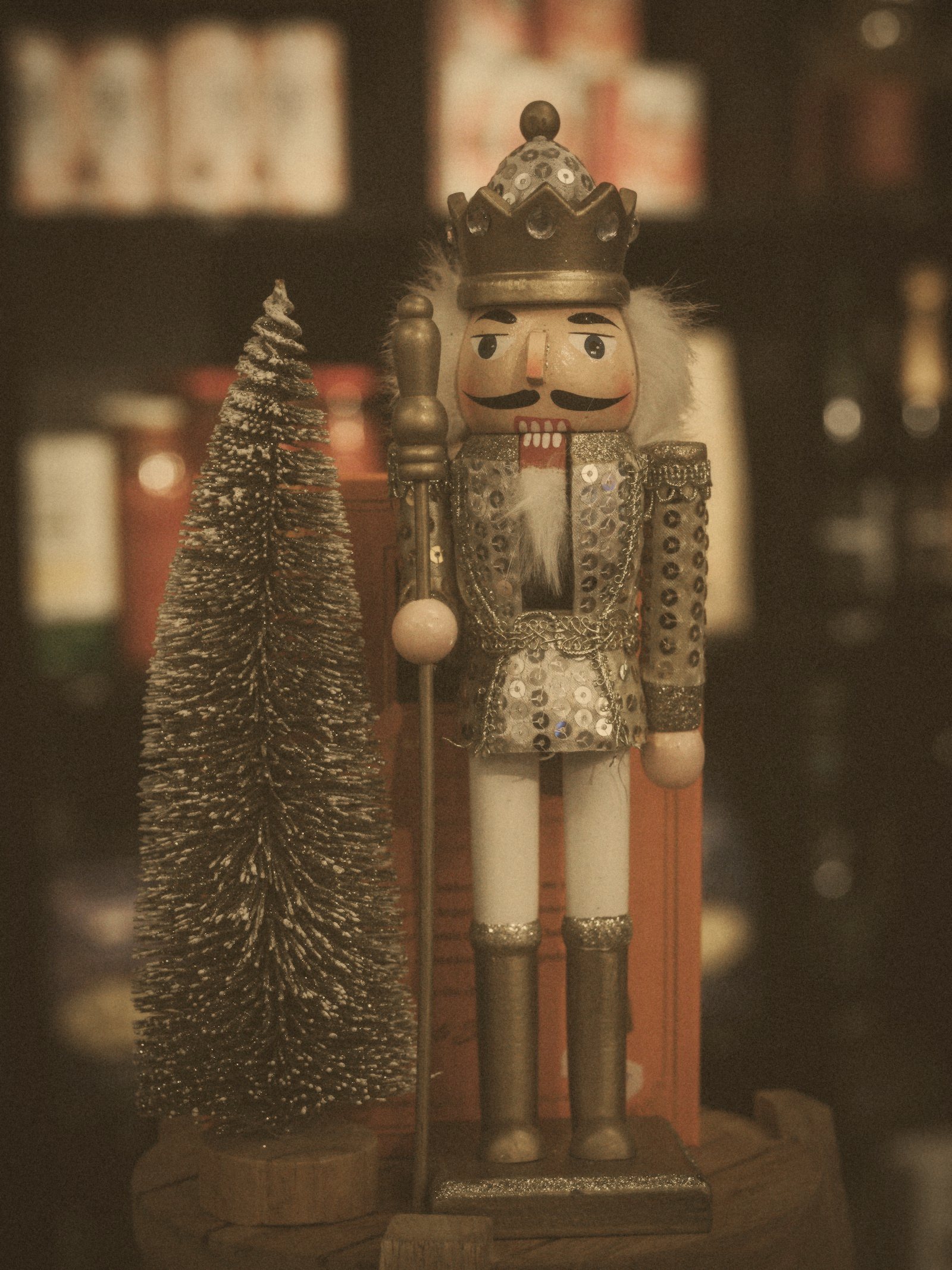 Cascanueces de madera junto a un pequeño árbol de Navidad