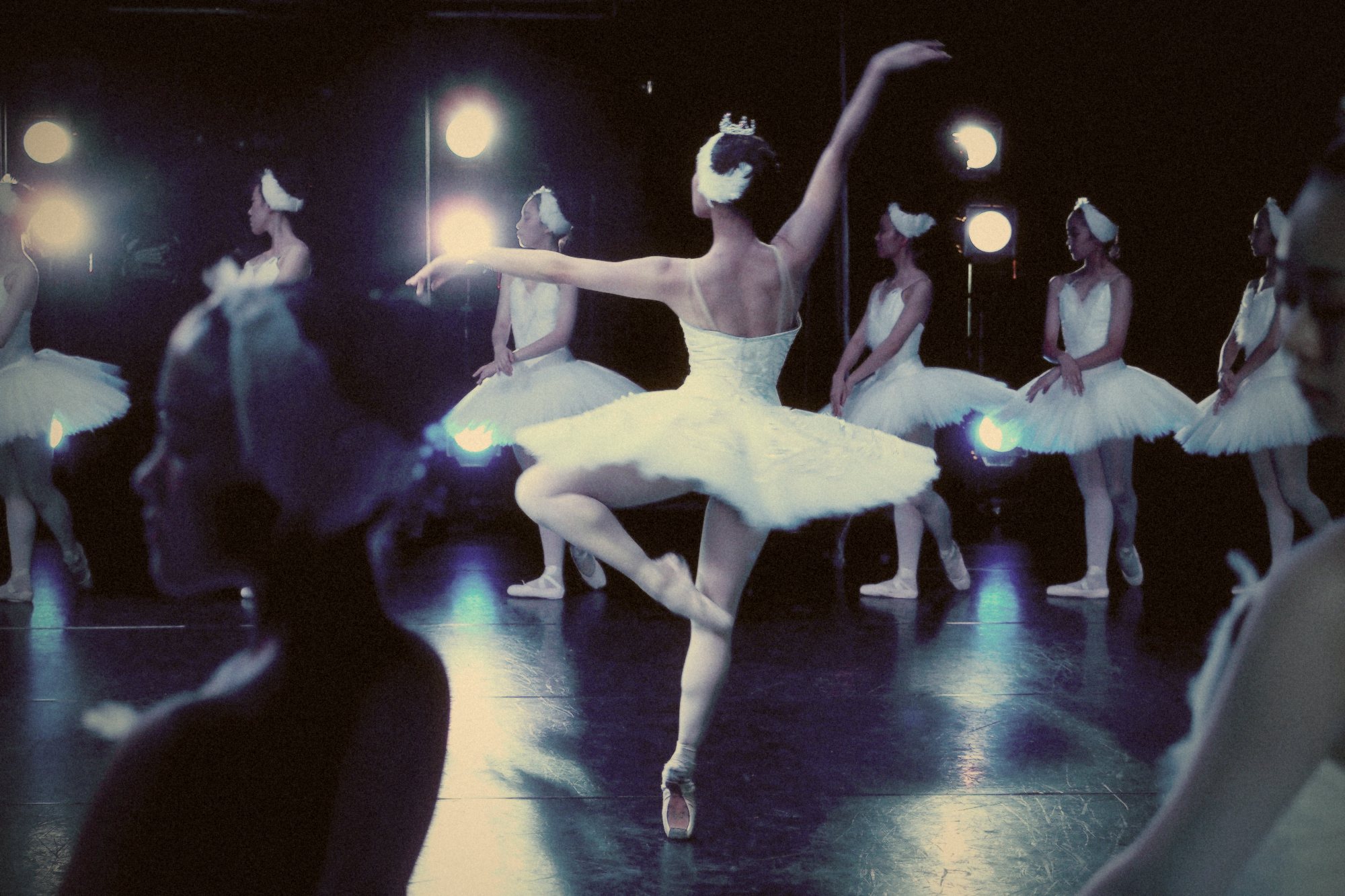 Escena de los copos de nieve con bailarinas en tutú bajo luz azul