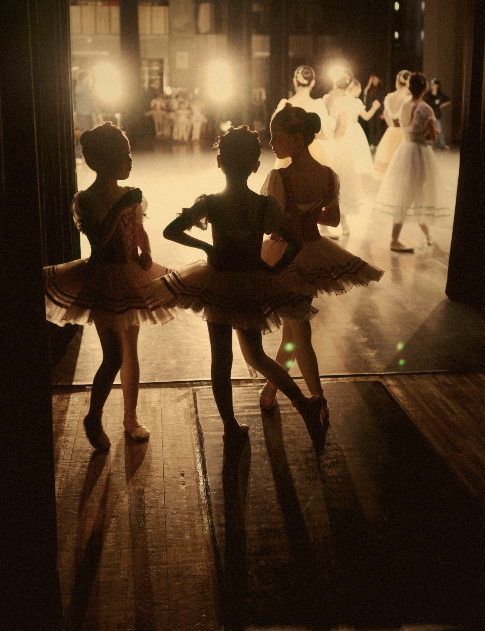 Bailarinas entre bastidores antes de salir a escena