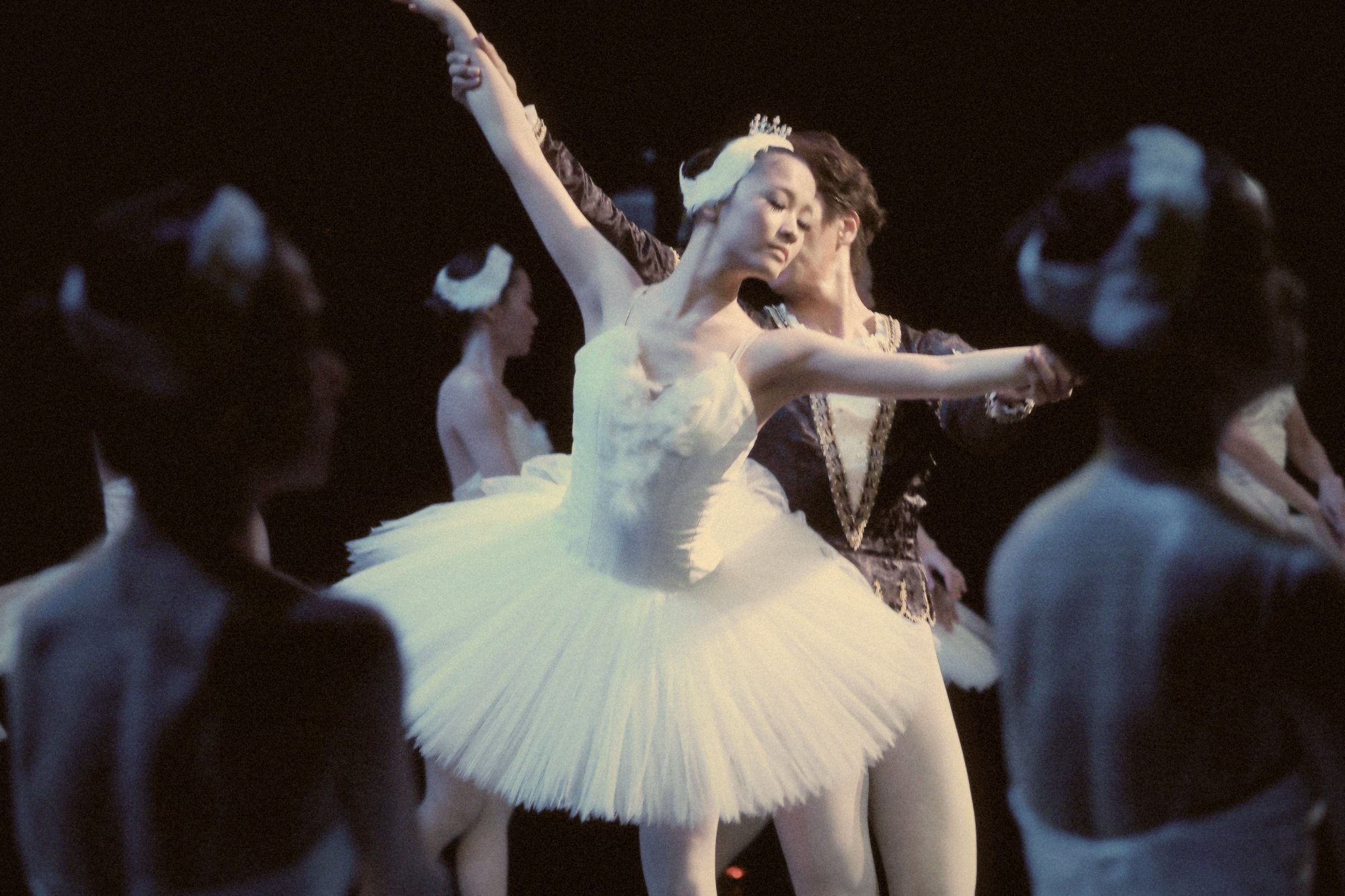 Escena de los copos de nieve del Cascanueces, con bailarinas en tutú bajo luz azul