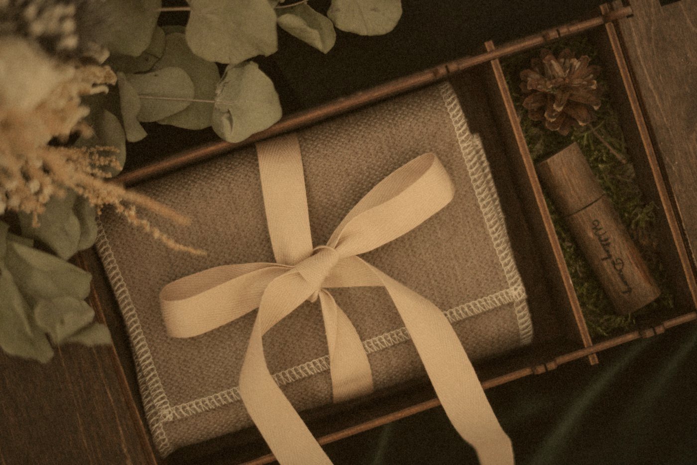 Caja de regalo envuelta con lazo de raso