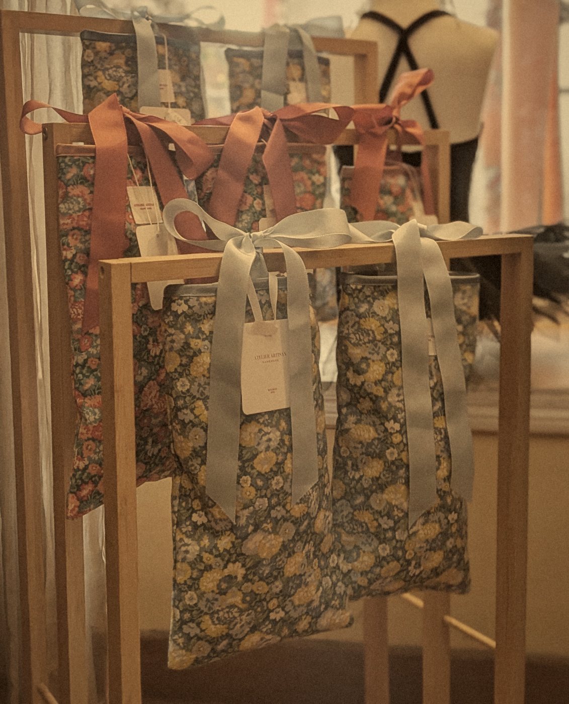 Bolsas de tela de flores colgadas en la tienda