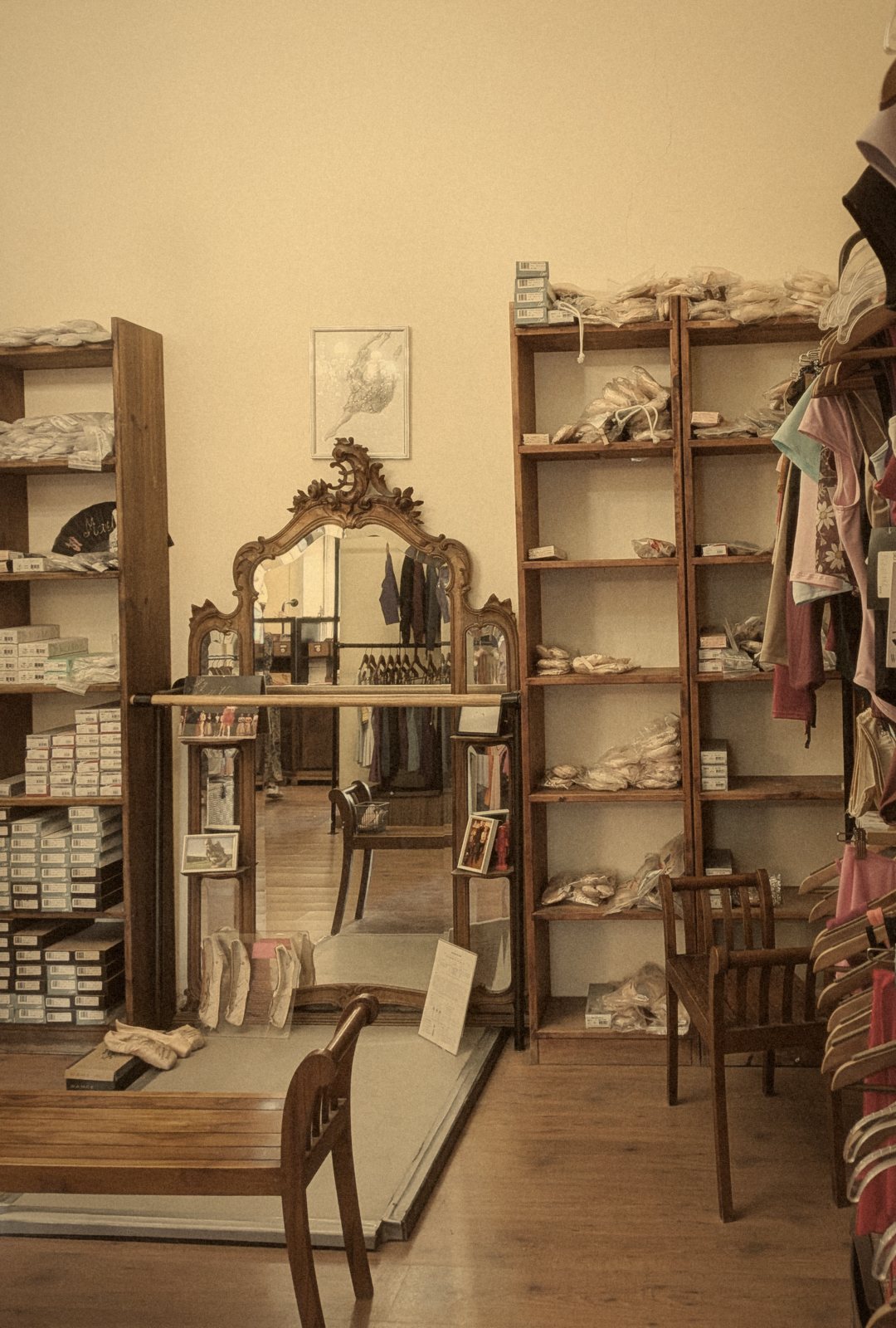 La tienda por dentro: estanterías con cajas de puntas, el espejo y la ropa