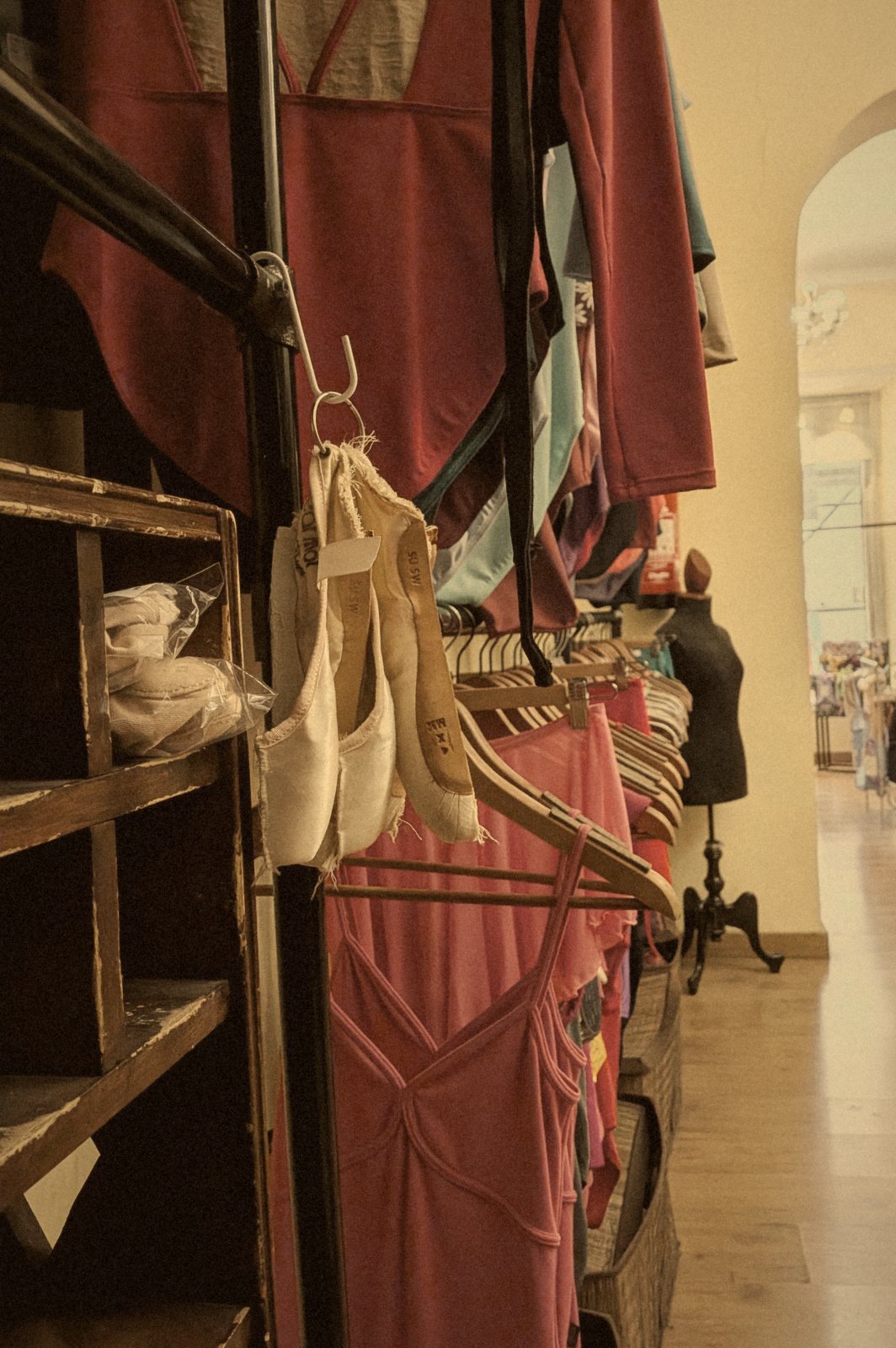 Maillots colgados y un par de puntas en la tienda