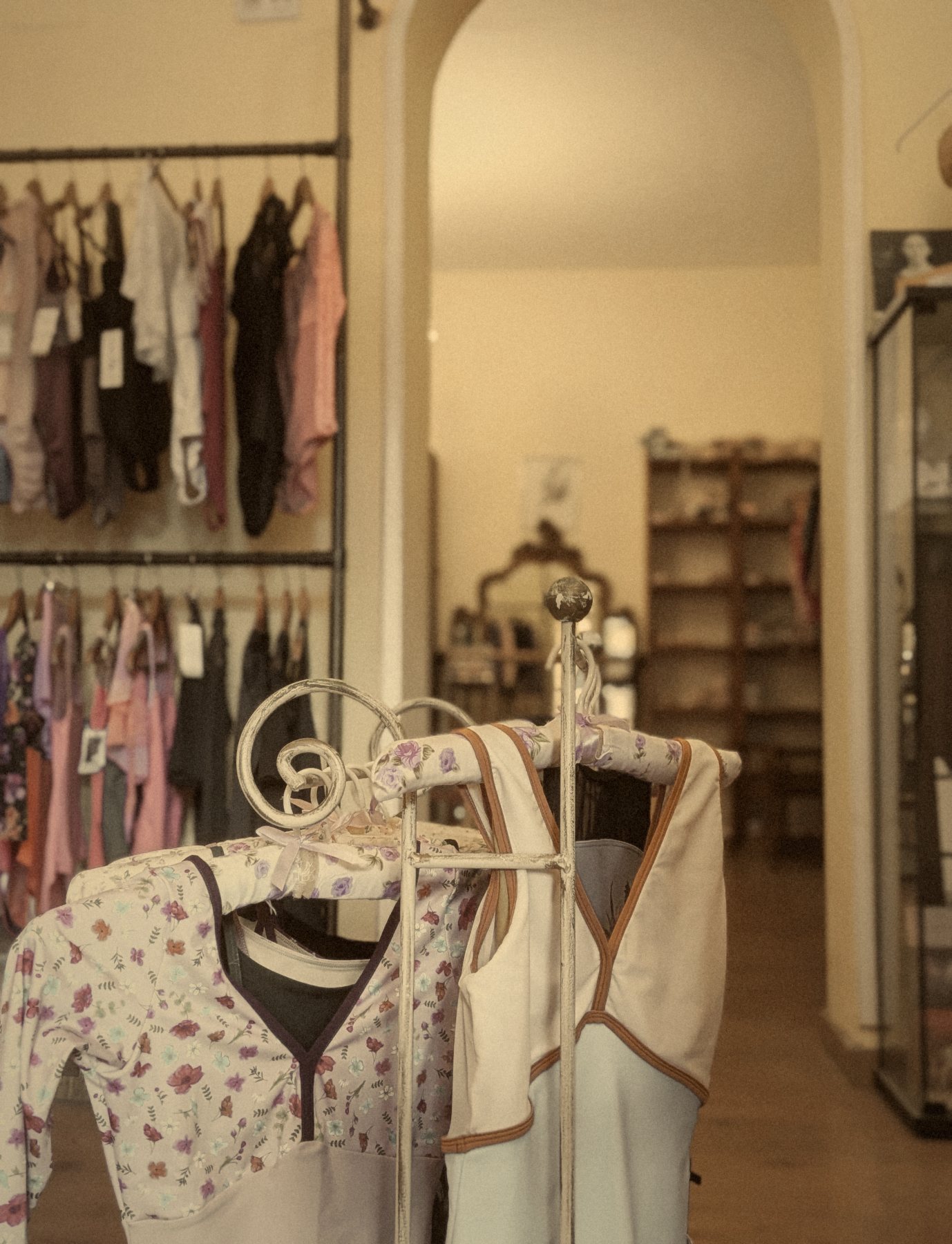 Percheros con maillots y ropa de clase de ballet en la tienda Mi Favorita