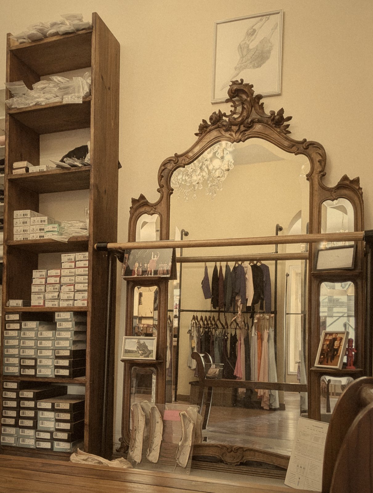 El rincón del fitting en la tienda: espejo dorado, barra y cajas de puntas