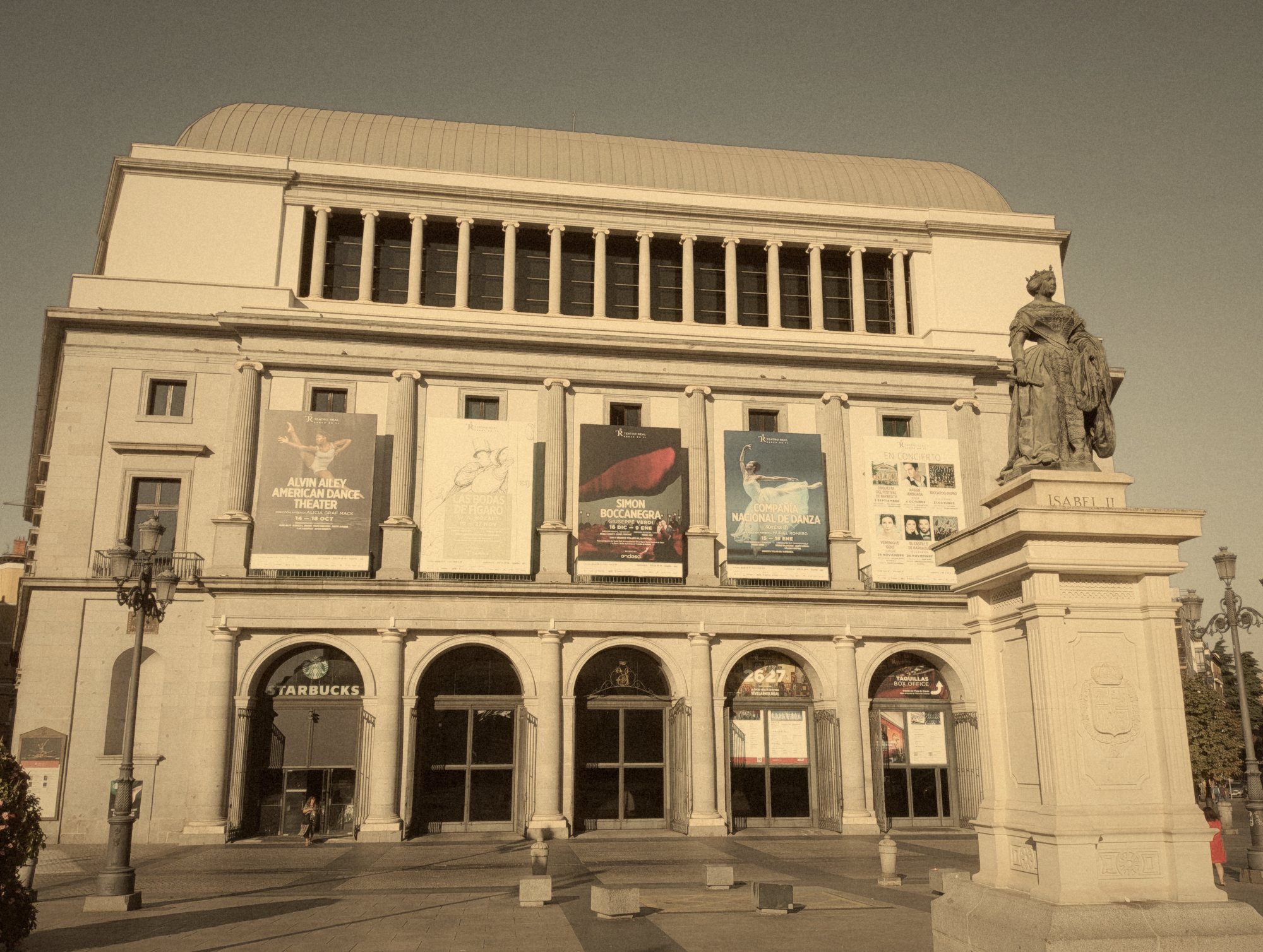 Fachada del Teatro Real de Madrid en la plaza de Isabel II (Ópera), con la estatua de Isabel II